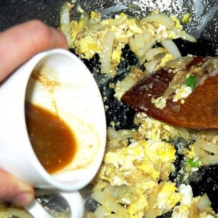 1. Этап. Рис с ананасом: Сразу вслед за этим добавляем в сковороду рыбный соус, бульон, карри и сахар. Перемешиваем.