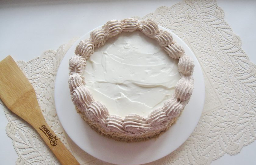 1. Этап. Сметанный торт с грецкими орехами: Обрезки коржей измельчите в крошку. Посыпьте бока торта. Можно этой крошкой посыпать весь торт. Но у меня были жирные сливки, которые я взбила с какао-порошком. После отсадила узоры на торт.