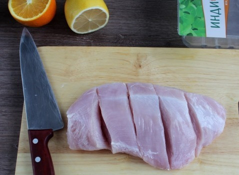 1. Этап. Филе грудки индейки в апельсиновом соусе: В филе грудки индейки сделайте надрезы