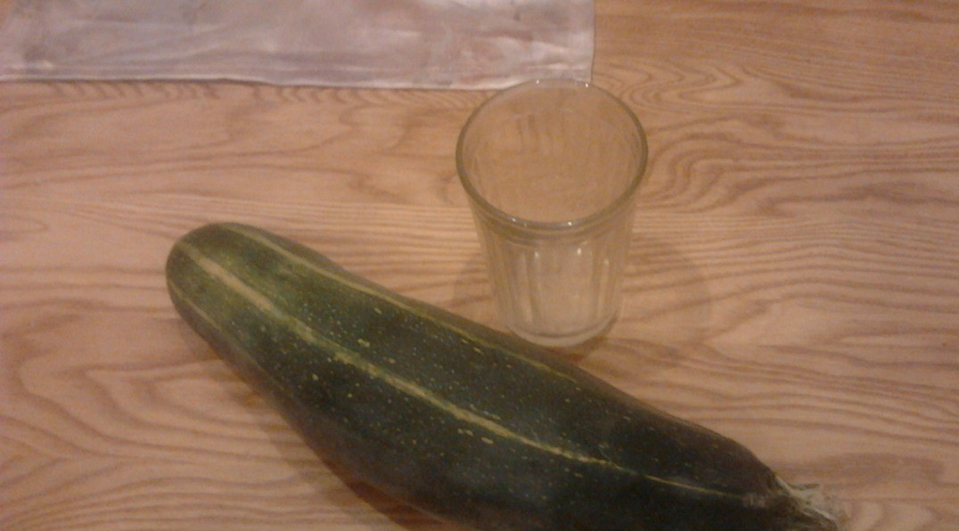 1. Stage. Stuffed zucchini: The zucchini are about right. I put a glass for comparison.