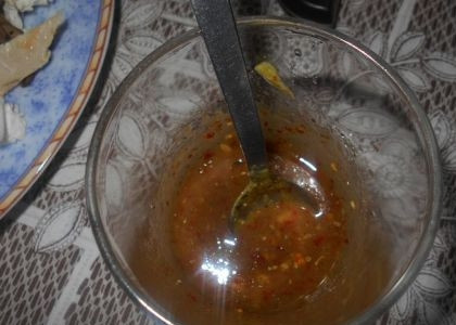 1. Этап. Cалат из куриного филе с шампиньонами: В небольшой посуде смешиваем растительное масло, бальзамический уксус, сахар, горчицу и сушеные помидоры, чеснок и базилик.