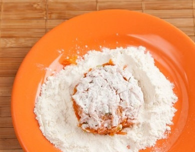 1. Этап. Морковные котлеты без манки: Муку всыпьте в тарелку. Сформируйте котлетки и обваляйте их в муке.