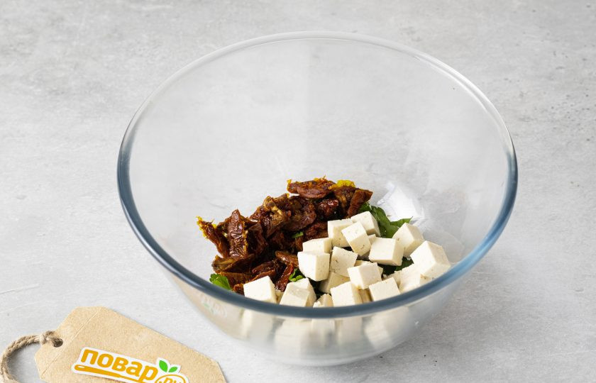 1. Этап. Салат с баклажанами и вялеными помидорами: Сыр и вяленые томаты нарежьте кубиками.