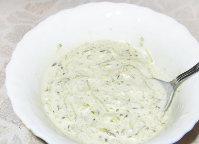 1. Этап. Соус тартар к рыбным котлетам: Отваренное яйцо очистите и извлеките желток. Дайте ему полностью остыть, перетрите вилкой в пюре, а затем добавьте в основу. Туда же отправьте нарезанные огурцы.