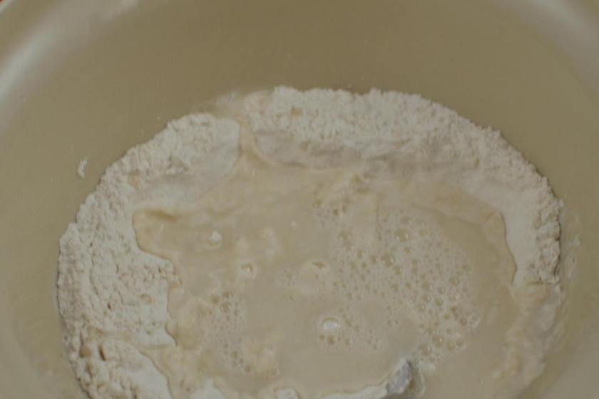 1. Этап. Булочки московские: В удобной глубокой миске смешиваем 2 стакана муки с дрожжами, добавляем 3/4 стакана тепленькой воды. Хорошо перемешиваем ложкой.