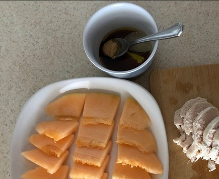 1. Этап. Дынный салат с вареной курицей: 3. Нарезаем ломтиками дыню и мясо. Выкладываем их в тарелку.