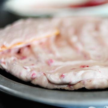 1. Этап. Кремовый торт с малиной: Убираем торт в холодильник на 30 минут.