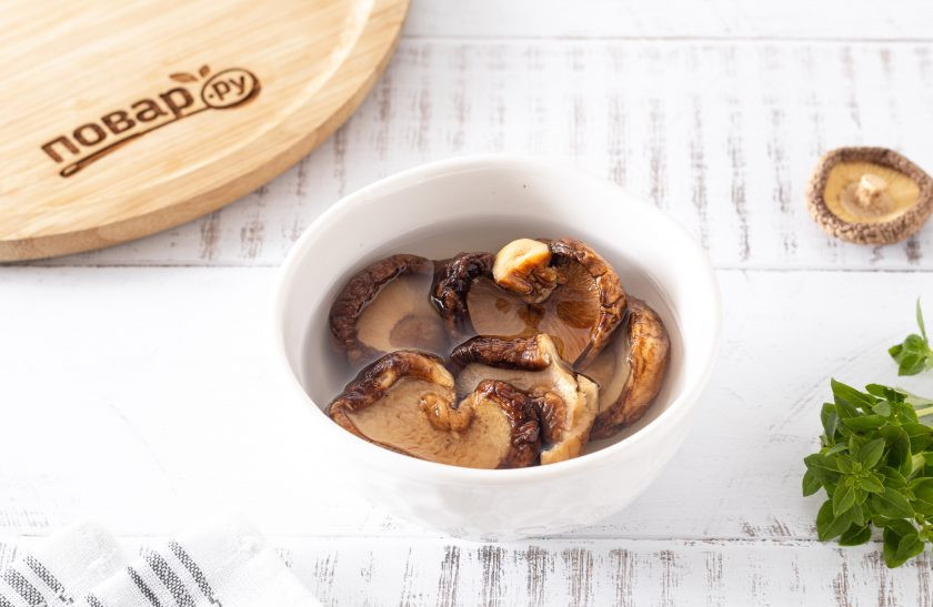 1. Этап. Грибной суп на кокосовом молоке: Сушеные грибы шиитаке предварительно замочите в воде на пару часов. После промойте и отожмите.