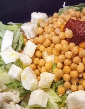 1. Этап. Цветная капуста с нутом и халуми: Добавить харису, оливковое масло, соль, сахар. Перемешать. Отправить в духовку на 25 минут.