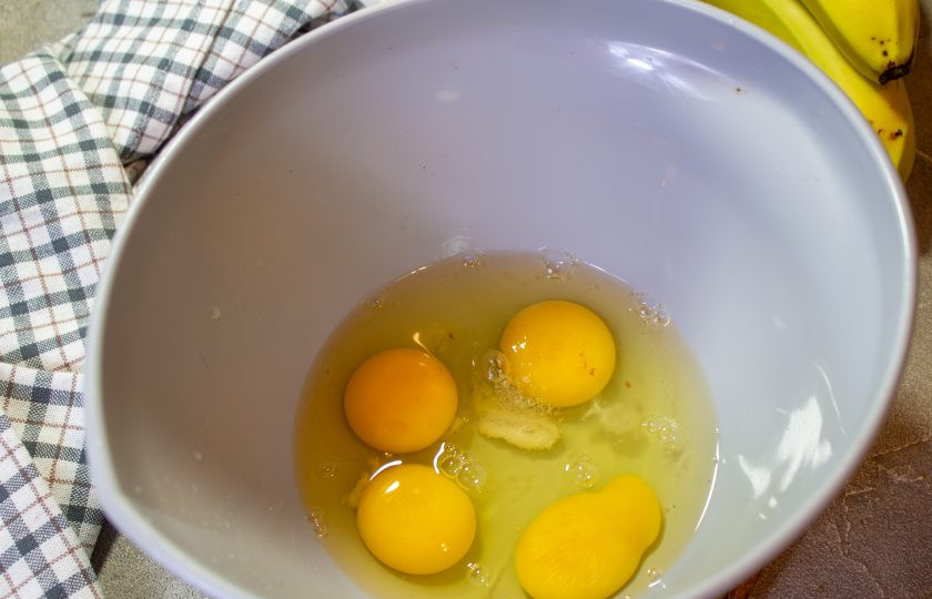 1. Этап. Шоколадный рулет без муки: В глубокую миску вбейте куриные яйца, добавьте соль и взбейте до пышности яиц.