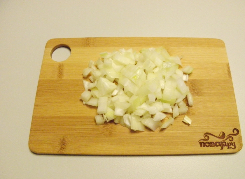 1. Этап. Тарталетки с грибами: Очищенную луковицу нарежьте мелкими кубиками.