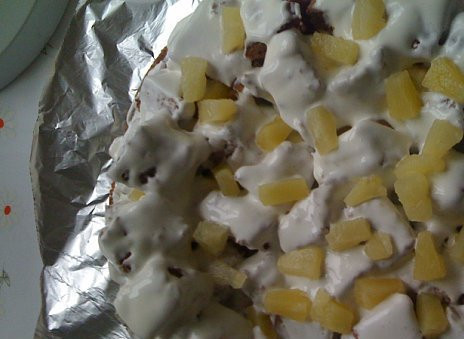 1. Этап. Торт Аида: 3. Выкладывать можно и так: сразу корж, затем кусочки ананаса с кремом, орехи и так до верха. После укладки можно залить наш торт оставшимся кремом и полить растопленным шоколадом. Украшать его следует по желанию.