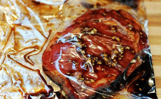 1. Этап. Горячий салат с говядиной: В мешке говядину маринуйте 60 минут, а можно и дольше.