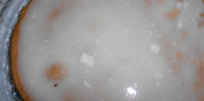 1. Этап. Торт Ночная серенада: Хорошо перемешав крем, промажьте им все коржи, укладывая один на другой. Также смажьте бока.