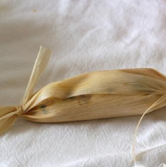 1. Этап. Вегетарианское тамале: 7. Завернуть, закрепив края другими кукурузными листьями. Повторить с оставшимися листьями и начинкой.