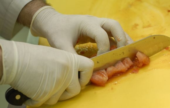 1. Этап. Салат из овощей гриль: Кубиками режем перец.