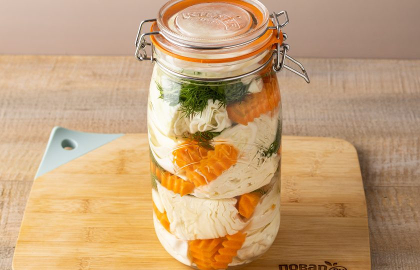 1. Этап. Турша с капустой на зиму: Закройте банку и оставьте при комнатной температуре на 5 дней. Банку периодически встряхивайте.