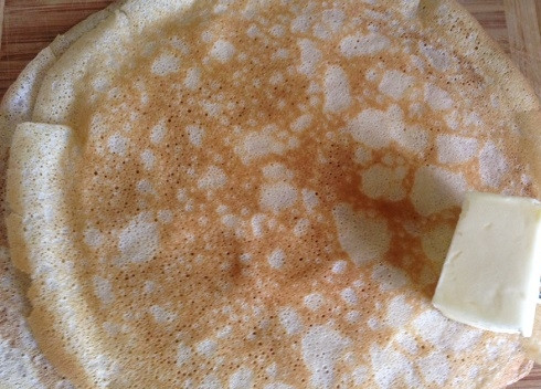 1. Этап. Блины классические на молоке: Складываем блины один на другой, можно горячие блины перемазывать сливочным маслом.