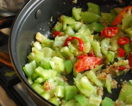 1. Этап. Яичница по-еврейски: Выложите сначала обжариваться репчатый лук и перцы.