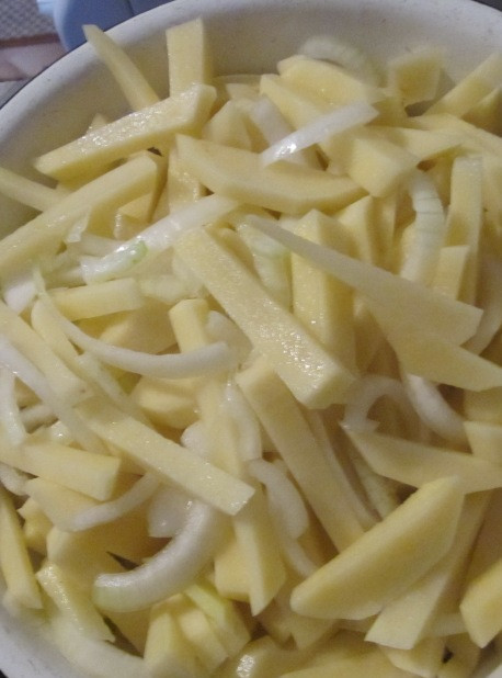 1. Этап. Жареная картошка с замороженными грибами: Оставьте одну луковицу для картофеля. Режем картошку соломкой, лук полукольцами. Я жарю отдельно картошку и грибы.