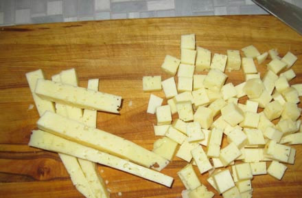 1. Этап. Салат с ананасом, курицей и сыром: В качествен сыра идеально подойдет любой вариант из твердых сортов (Голландский, Российский и т.п.). Сыр режем такими же кубиками, как и предыдущие ингредиенты.