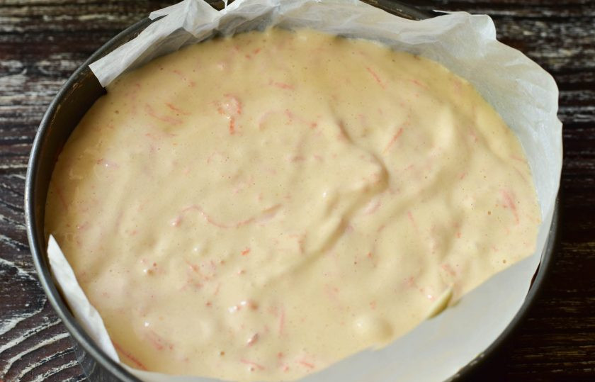 1. Этап. Морковный торт с ананасами: Снова перемешайте и перелейте тесто в форму для выпекания, которую застелите пергаментной бумагой.