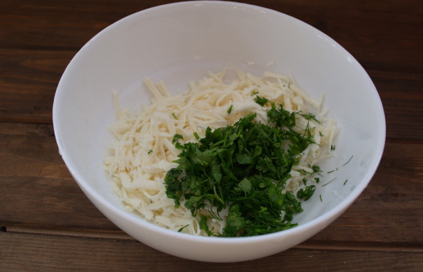 1. Этап. Пирог с зеленью и брынзой: Добавьте к брынзе нарезанную зелень.
