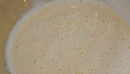 1. Этап. Блины с корицей: Вливаем вторую половину молока и взбиваем тесто до появления пены.