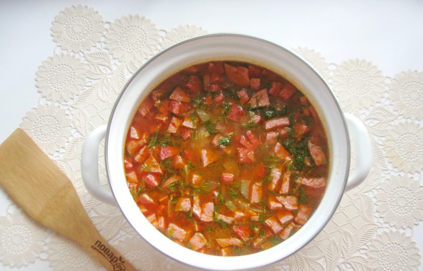 1. Этап. Солянка с лечо: В готовый суп добавьте маслины без косточки и нарезанную зелень.