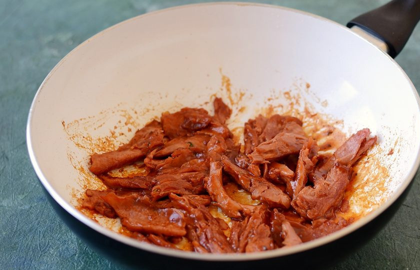 1. Этап. Шаурма с соевым мясом: Смешайте соевый соус, крахмал, воду и томатную пасту. Влейте получившуюся жидкость. Добавьте специи. Обжарьте соевое мясо, пока соус не испарится и не загустеет.