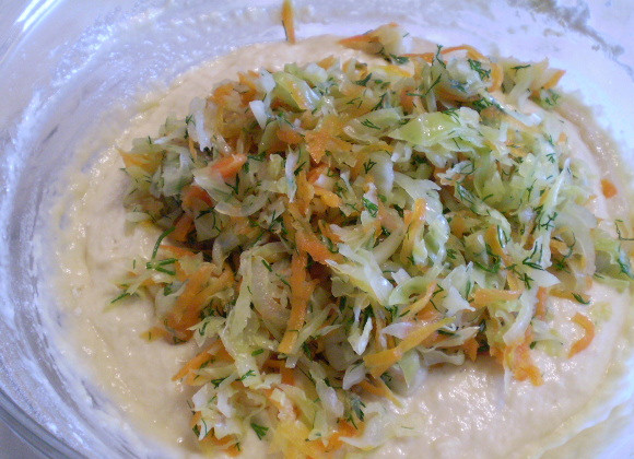 1. Этап. Пирог с капустой для ленивых: Тесто смешайте с капустой.