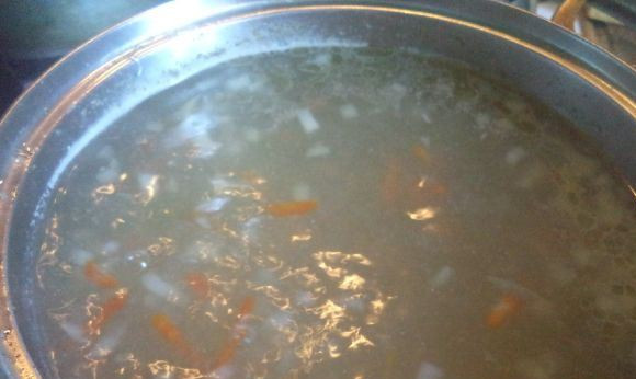 1. Этап. Фрикадельки без яиц: Для начала делаем суп: в кипящую вод добавляем нарезанный картофель, морковь и лук. Солим и варим минут 10.