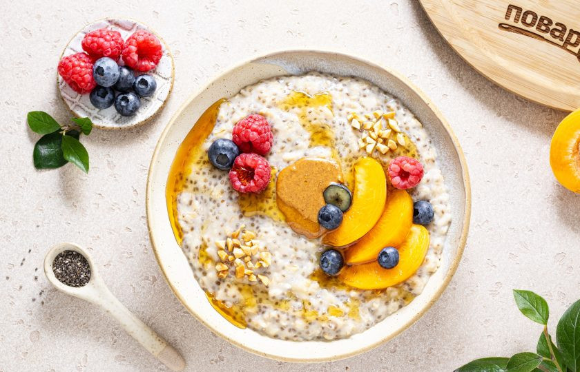 1. Этап. Каша овсяная с семенами чиа: Выложите кашу в тарелку, добавьте ягоды, миндальную пасту и порезанные на дольки абрикос. Сверху полейте кленовым сиропом и посыпьте измельченными орехами. Каша овсяная с семенами чиа готова, приятного вам аппетита!