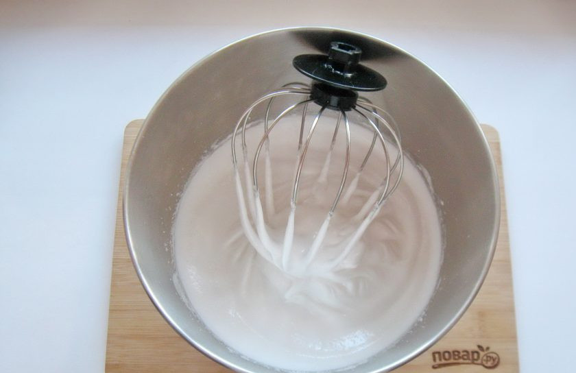1. Этап. Меренговый торт: Отделите белки от желтков. Потребуется 7-8 штук средних по размеру яиц. Взбивайте белки сначала на небольших оборотах, после скорость увеличьте. Постепенно добавляйте сахар, не переставая взбивать. Должна получится густая, плотная меренга, которая хорошо держит форму.
