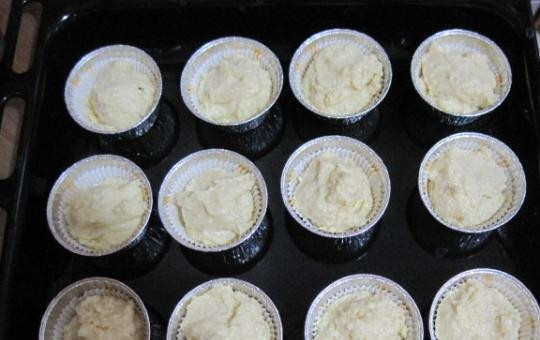 1. Этап. Творожные кексы с шоколадом: 4. Снова положите по ложке теста поверх шоколада, так, чтобы полностью его закрыть. Если нужно, выровняйте поверхность кексов, смоченной в воде ложкой.