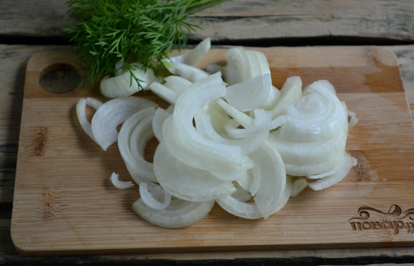 1. Этап. Пангасиус в духовке под сыром: Лук порежьте полукольцами.