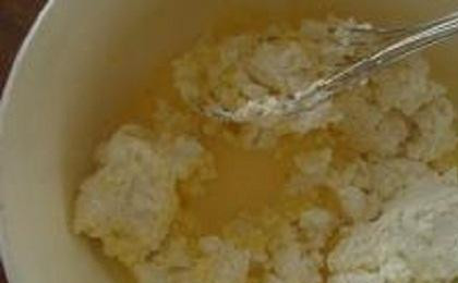 1. Этап. Пирожки с творогом: 3. Приготовить начинку. Творог смешать с яйцом, сахаром и ванильным сахаром. Взбить творог в блендере, пока не получится гладкая масса. Добавить в творог крахмал и изюм. Хорошо перемешать смесь.