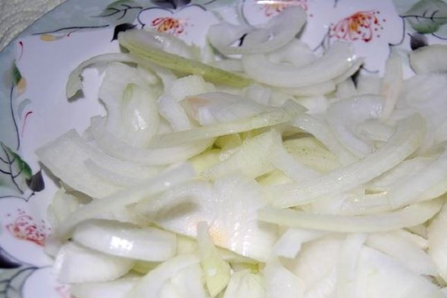 1. Этап. Кавказский суп из баранины: Лук нарежьте полукольцами.