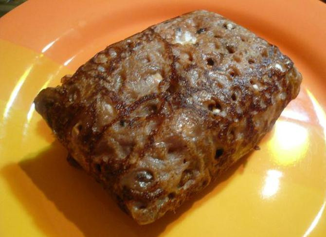 1. Этап. Шоколадные блинчики с творогом: Выпекаем блинчики. Блинчики получатся темнее чем обычно - это все из-за какао.