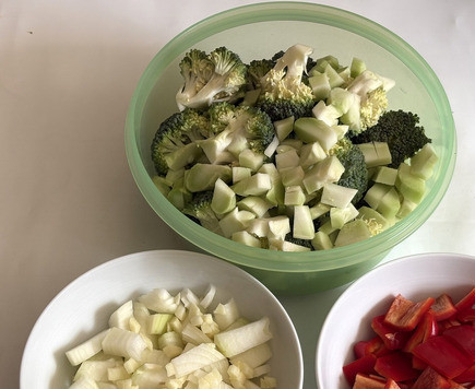 1. Этап. Куриная грудка с брокколи и перцем: Нарезать овощи: лук, чеснок и перец - кубиками, брокколи разобрать на соцветия, кочерыжку не стоит выкидывать, нарезать тоже мелкими кубиками.