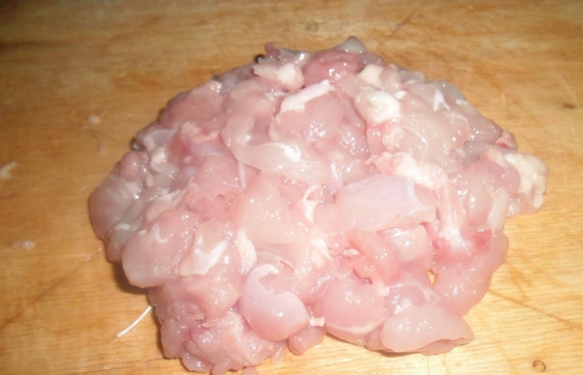 1. Этап. Пирожки с курицей: Мелко нарезаем курицу.