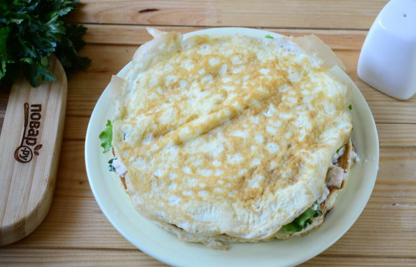 1. Этап. Белковый торт с куриной грудкой для сушки: Сверху положите следующий белковый блин и повторите процедуру.