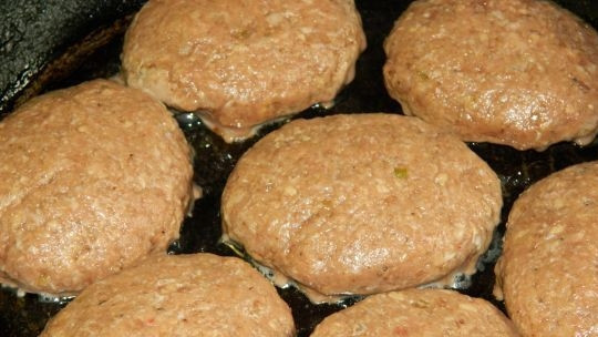 1. Этап. Сочные котлеты из говядины: Формируем из фарша котлеты (лучше это делать мокрыми руками), в сковороде разогреваем растительное масло и обжариваем на нем котлеты с обеих сторон под закрытой крышкой. Теперь остается только приготовить ваш любимый гарнир и разложить все по тарелочкам. Приятного аппетита!