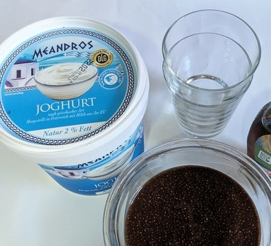 1. Этап. Десерт А-ля тирамису: Утром надо пару минут и десерт готов. Йогурт у меня греческий, 2% жирности. Если комочки всё же есть, взбить слегка миксером до однородности.