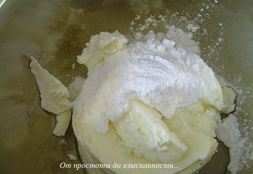 1. Этап. Фруктовая а-ля пицца: Для крема к творожному сыру добавьте сахарную пудру, ванильный сахар и лимонный сок.