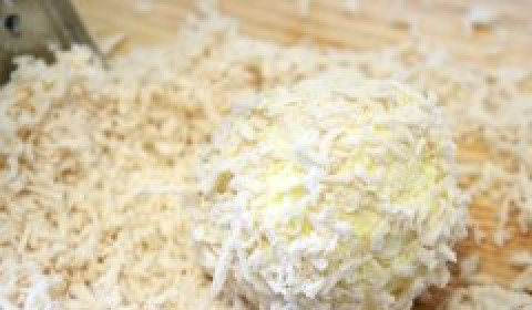 1. Этап. Сыр с чесноком и майонезом: Обваливаем наши шарики в крабовой стружке.