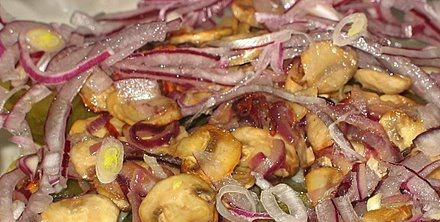 1. Этап. Салат Грибы на поляне: 4. А теперь, когда грибы остынут, выкладываем их в центр композиции поверх огурцов. Лук режем тоненькими полукольцами, если хотите - чуть помаринуйте его в лимонном соке или уксусе, и выкладывайте вокруг грибов.