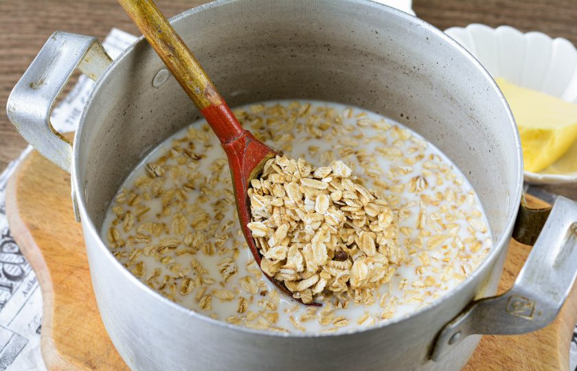 1. Этап. Каша на завтрак: Всыпьте хлопья овсянки.