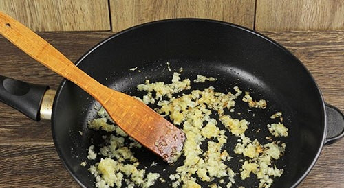 1. Этап. Запеканка с фаршем: Почистите и мелко нашинкуйте лук. Затем обжарьте его до золотистого цвета в масле.