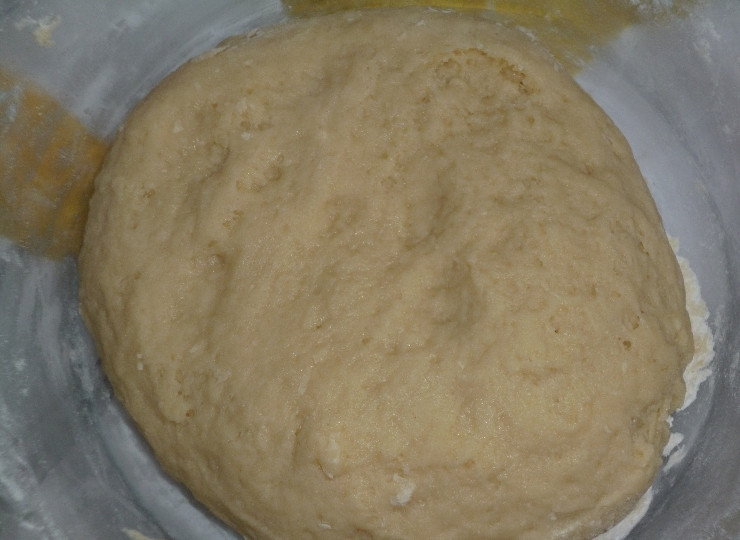 1. Этап. Тесто на сметане для торта: 3. Понемногу всыпайте просеянную муку и замешивайте тесто. Очень долго разминать его не надо, это тесто должно оставаться мягким.